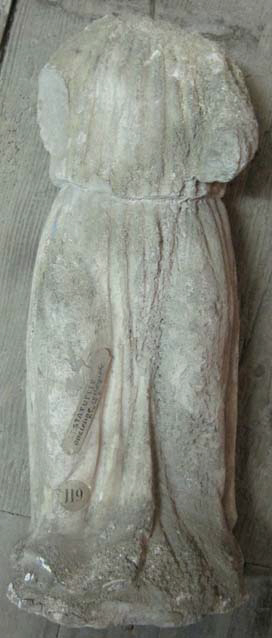 Statue colonne d'un personnage féminin