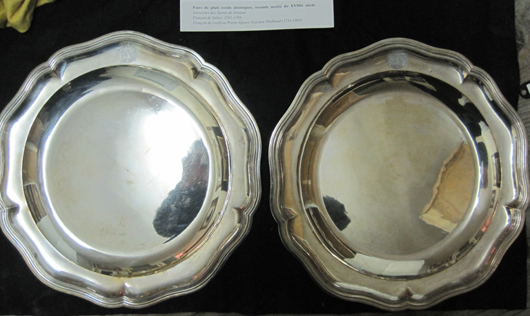 Paire de plats ronds, modèle filet contours