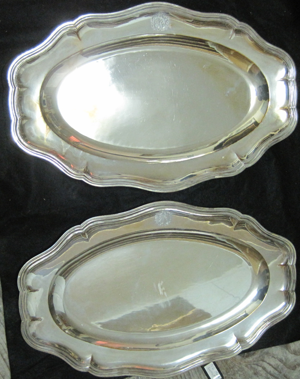 Paire de petits plats ovales, modèle filet contours