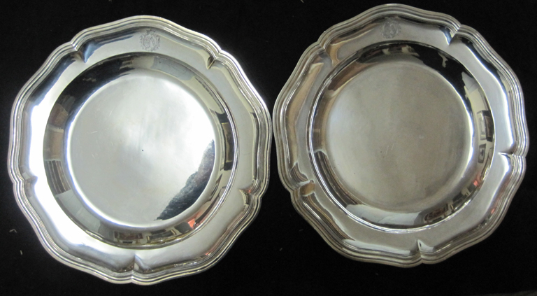 Paire de plats ronds un peu creux, modèle filet contours
