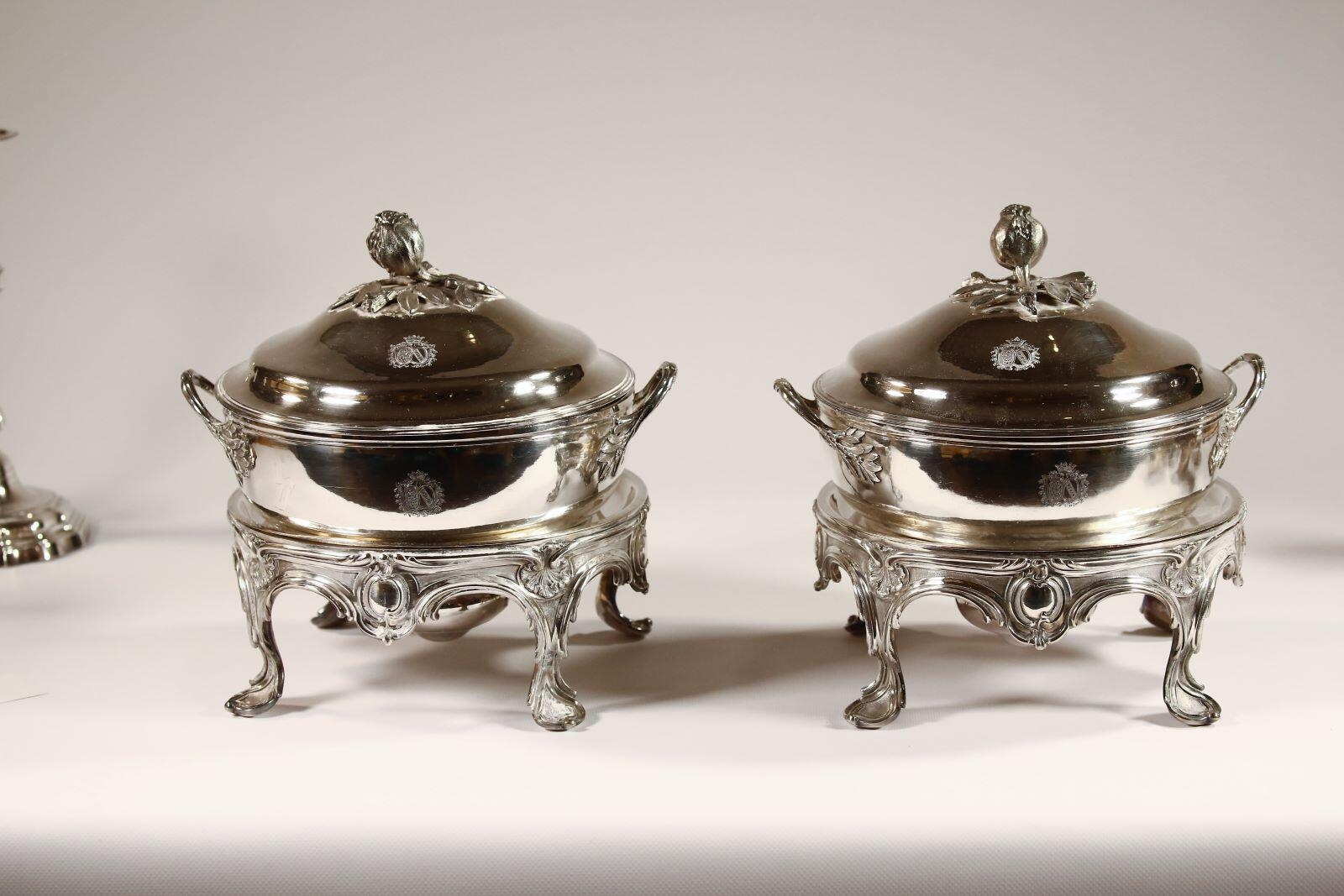 Paire de légumiers avec couvercle surmonté d'une graine  et posés sur des réchauds