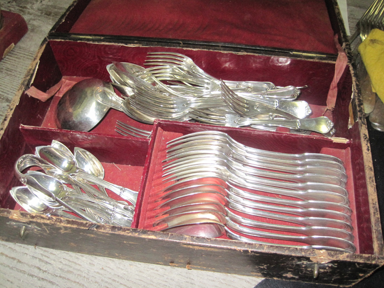 Ecrin contenant deux ménagères et une pelle à gâteau dépareillés