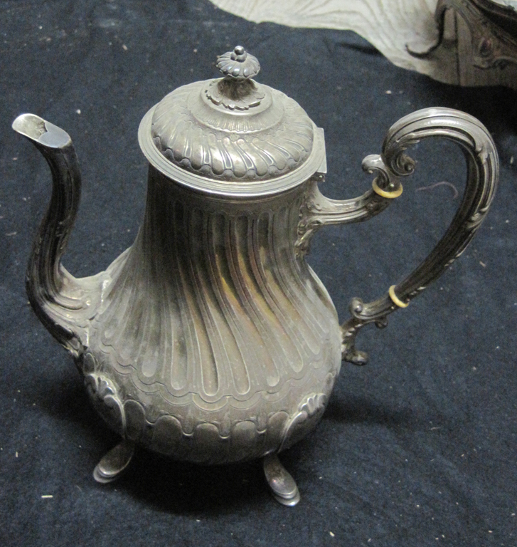 Cafetière reposant sur quatre pieds