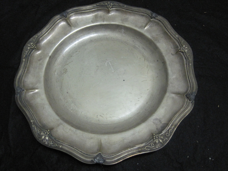 Plat rond à contours