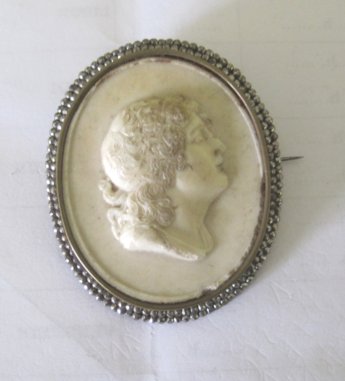 Broche avec camée et brillants