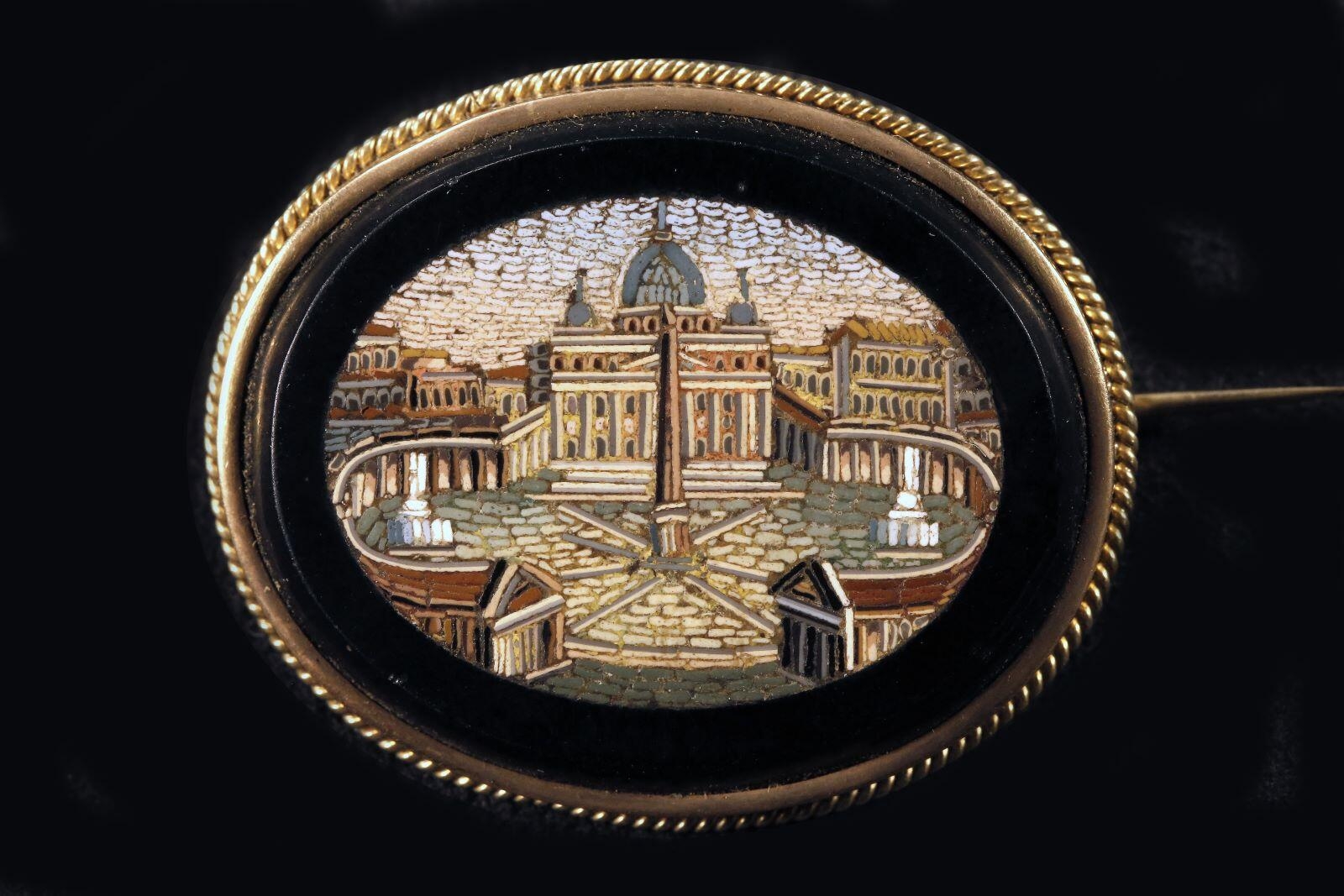 Broche Saint-Pierre de Rome sur nacre