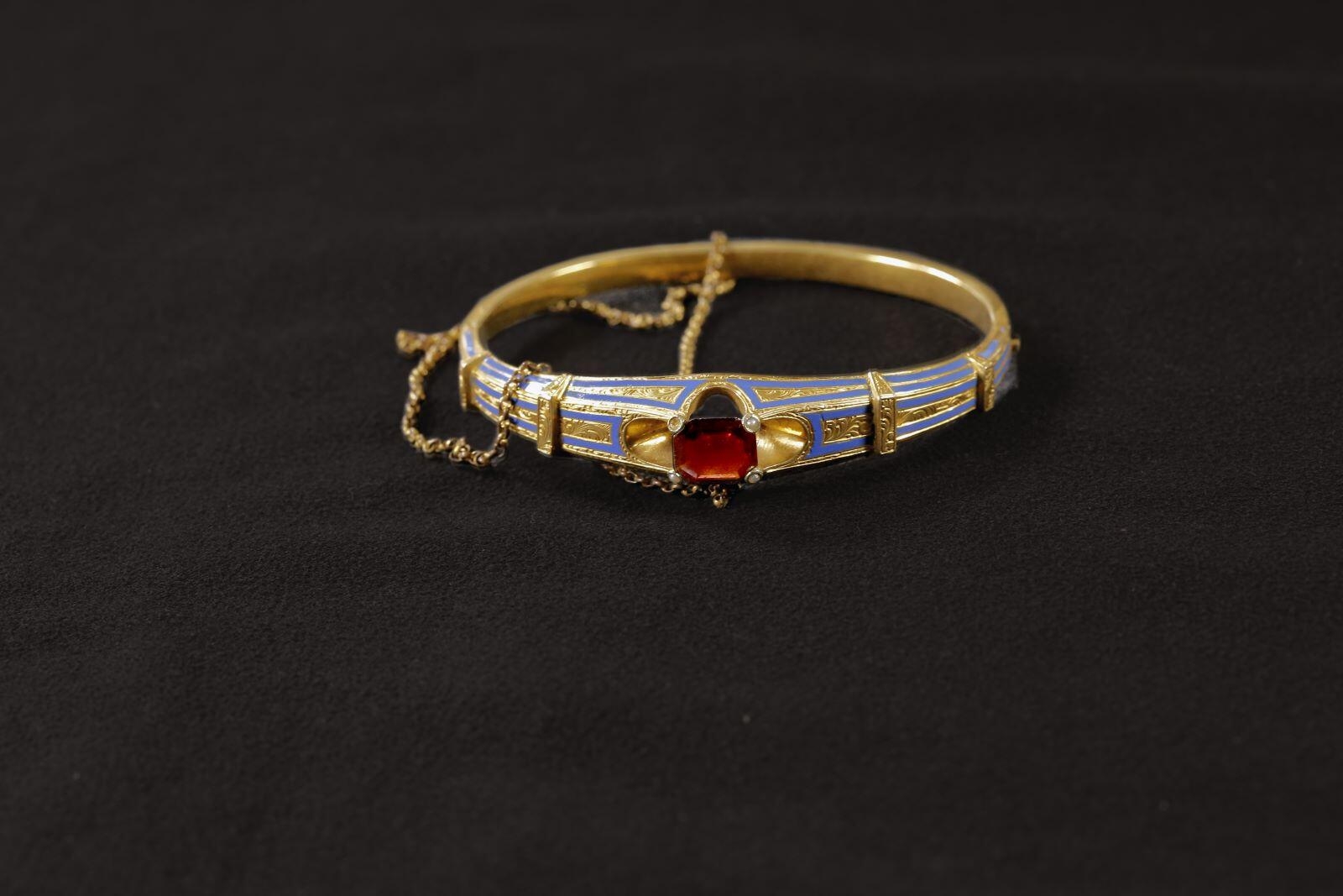 Bracelet en or émaillé avec grenat