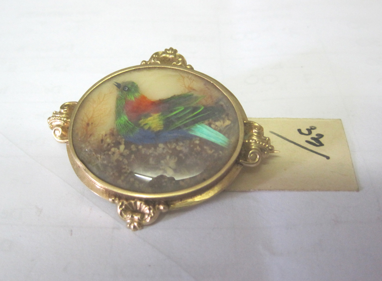 Broche en or représentant un colibri