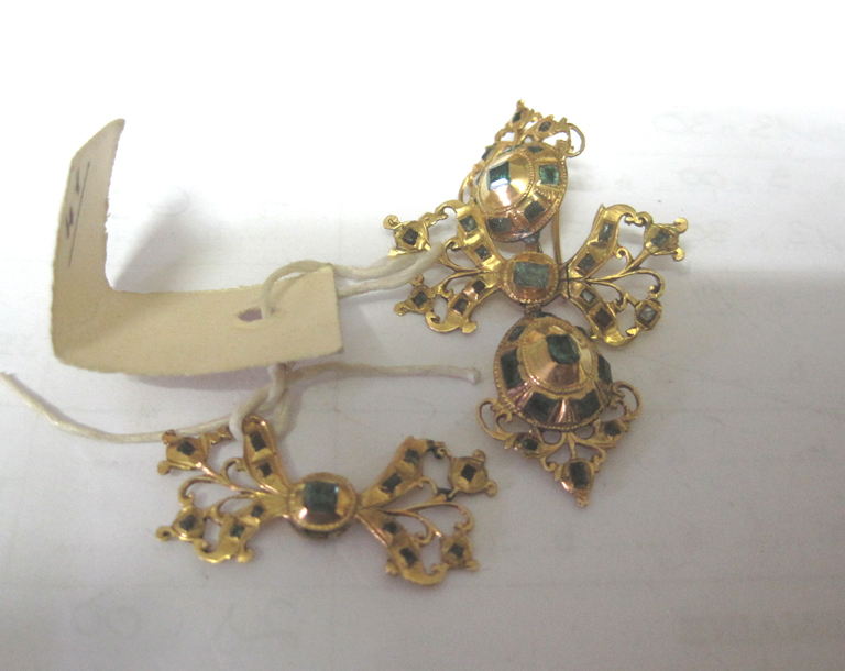 Une boucle d'oreille avec pendeloque et émeraude (et une partie de la seconde boucle)