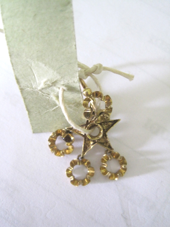 Une boucle d'oreille sans pierre