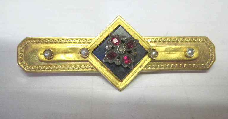 Broche rectangulaire avec perles et pierres roses