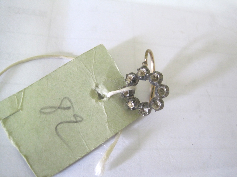 Une boucle d'oreille avec couronne en brillants