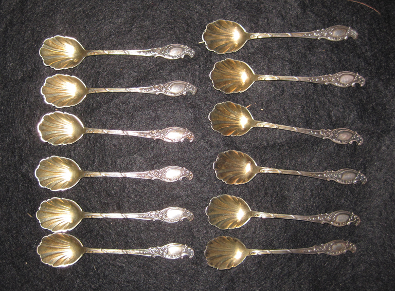 12 petites cuillères à sel et une cuillère à moutarde