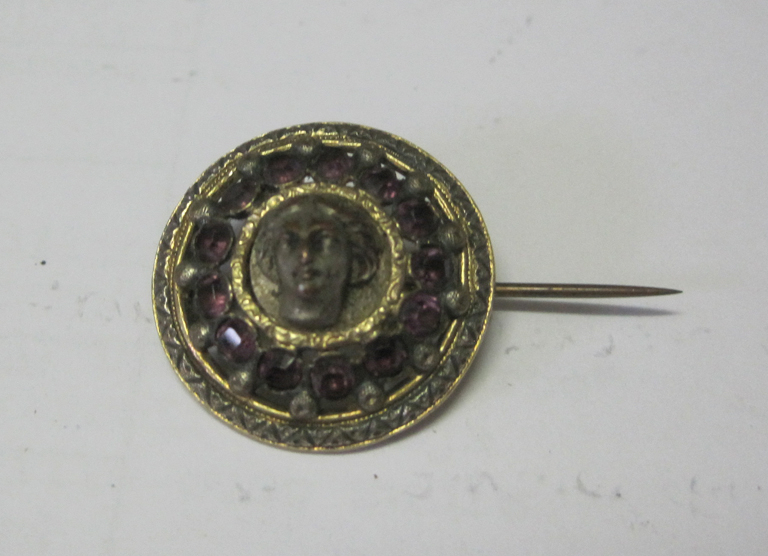 Broche ronde avec pierres violettes (améthystes ?)