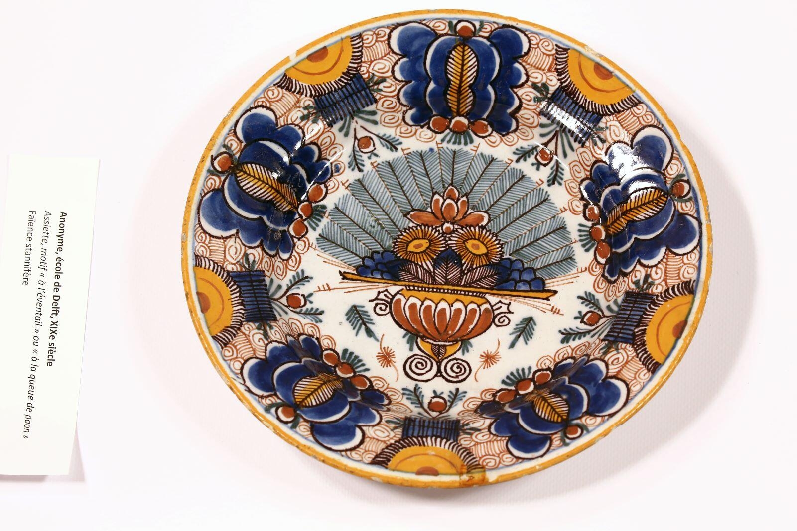 Assiette en faïence de Delft polychrome, motif "à l'éventail" ou "à la queue de paon"