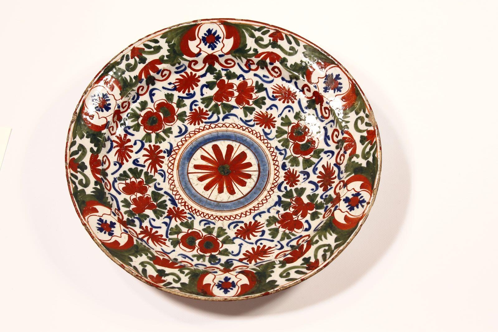 Deux grands plats polychromes en faïence de Delft, à décor "Paysan"