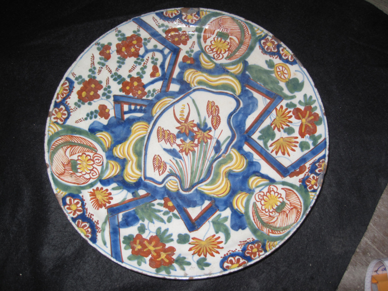 Assiette polychrome en faïence de Delft, motif "à la foudre" ou "au tonnerre"