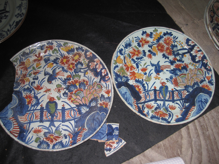 Deux assiettes polychromes en faïence de Delft