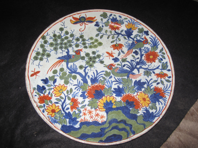 Assiette polychrome en faïence de Delft