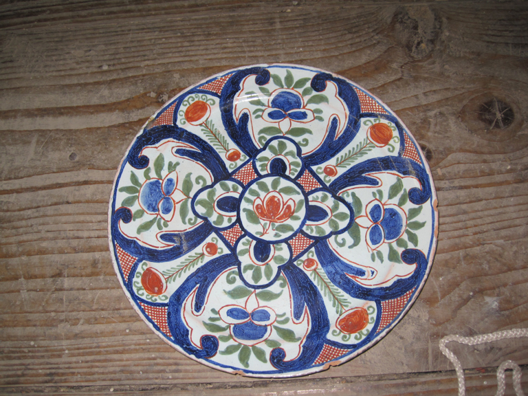Assiette polychrome en faïence de Delft