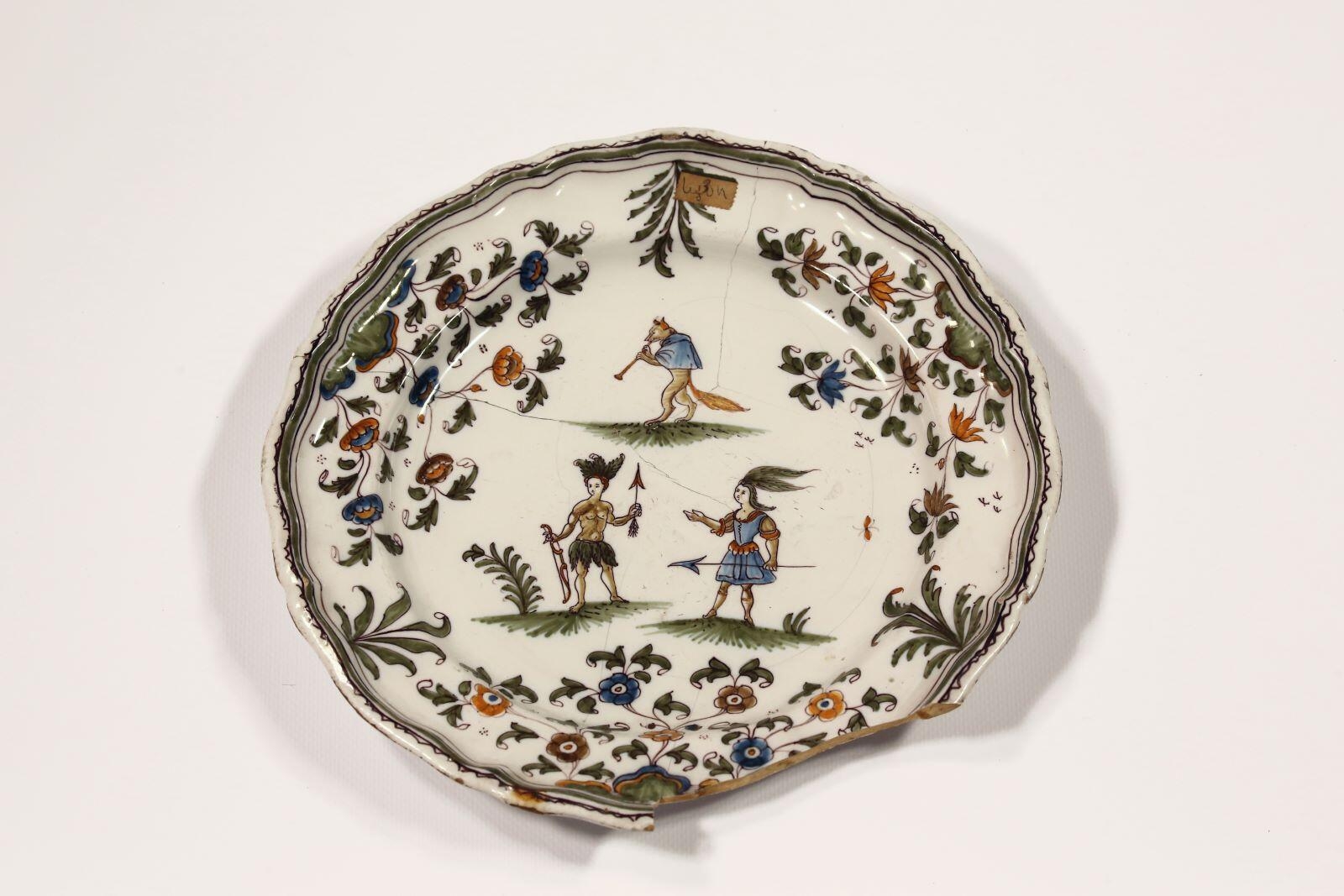 Assiette polychrome en faïence de Moustiers, décor "aux grotesques"