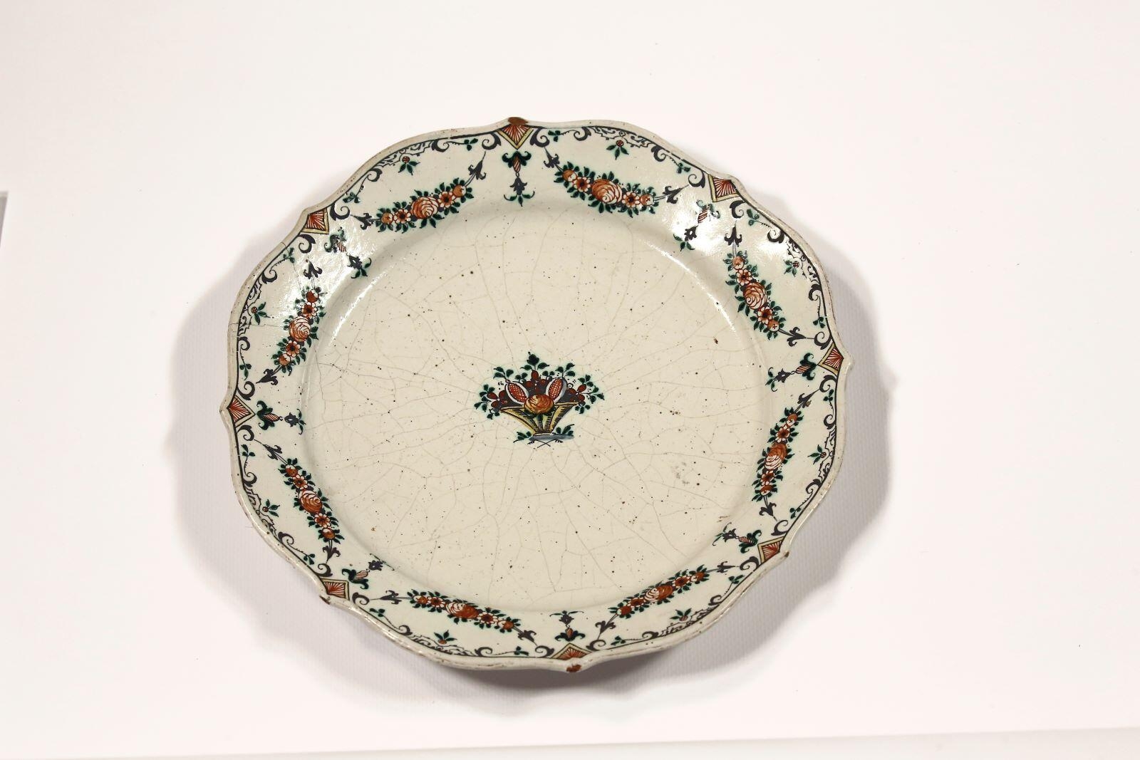 Assiette polychrome en faïence de Moustiers, décor "aux guirlandes"