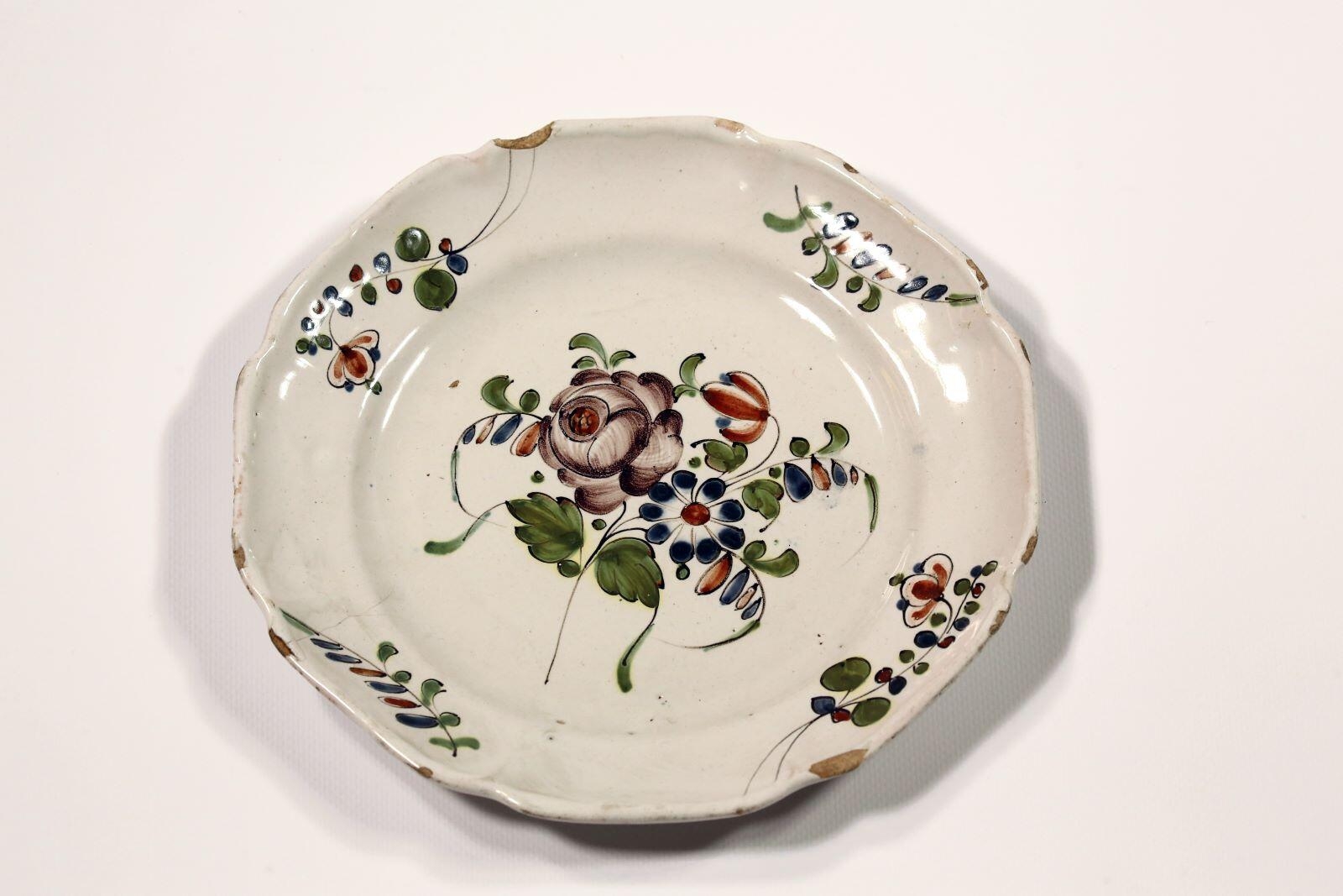 Assiette polychrome en faïence de Franche-Comté