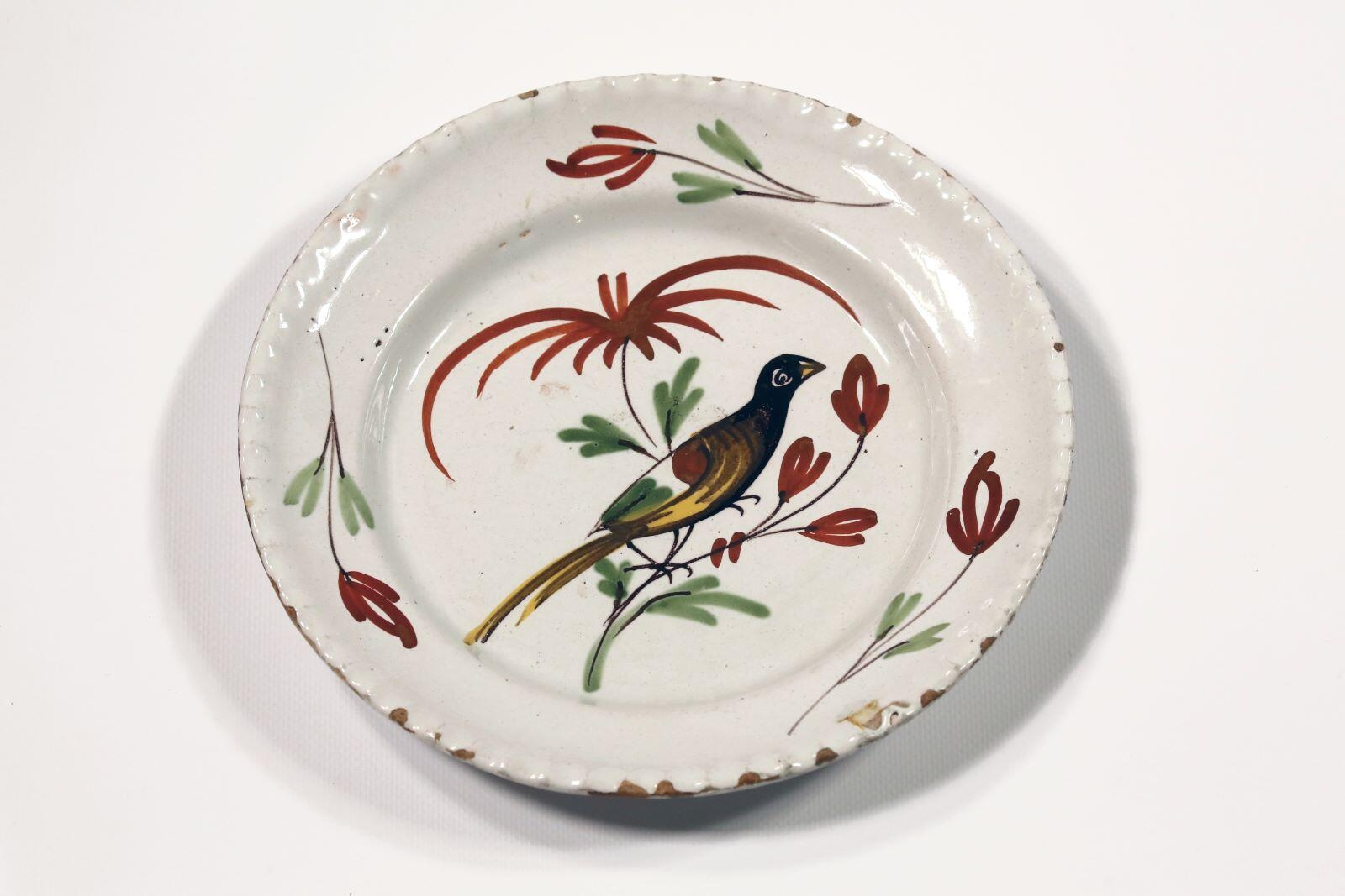 Assiette polychrome en faïence d'Epinal