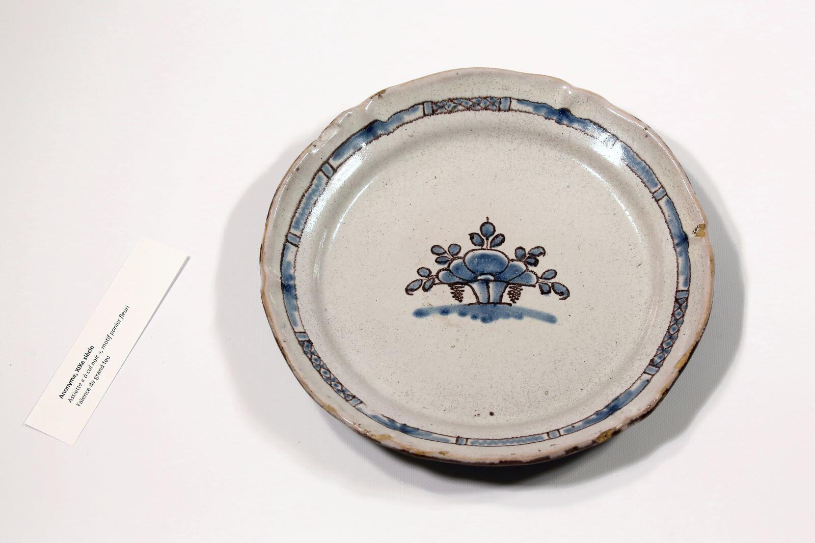 Assiette "à cul noir" ; motif panier fleuri