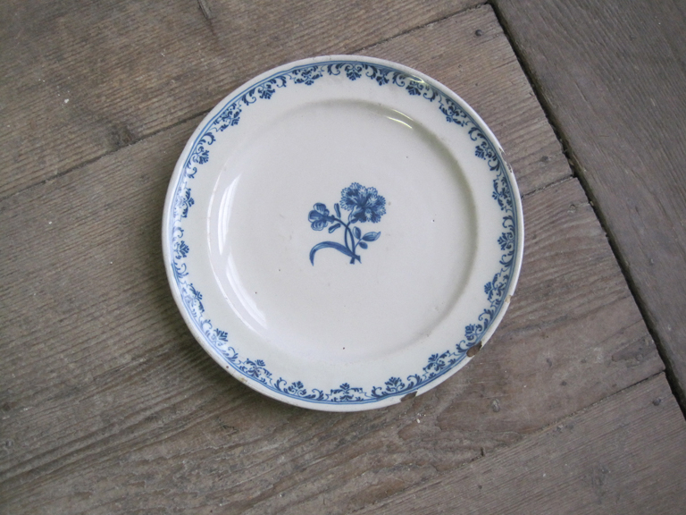 Assiette en faïence de Moustiers, décor en camaïeu bleu