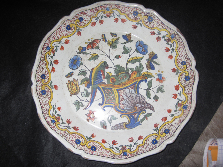 Assiette polychrome d'origine inconnue (faïence de Rouen ?)