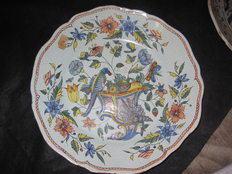 Assiette polychrome d'origine inconnue (faïence de Rouen ?)