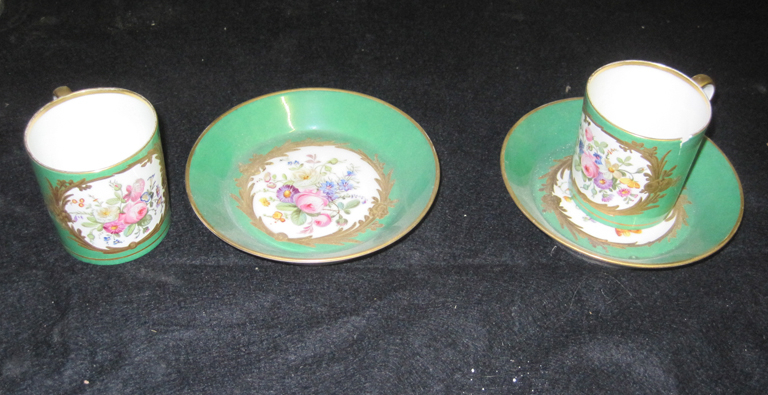 Service de deux tasses à café et deux soucoupes en porcelaine de Sèvres (non reconnues)