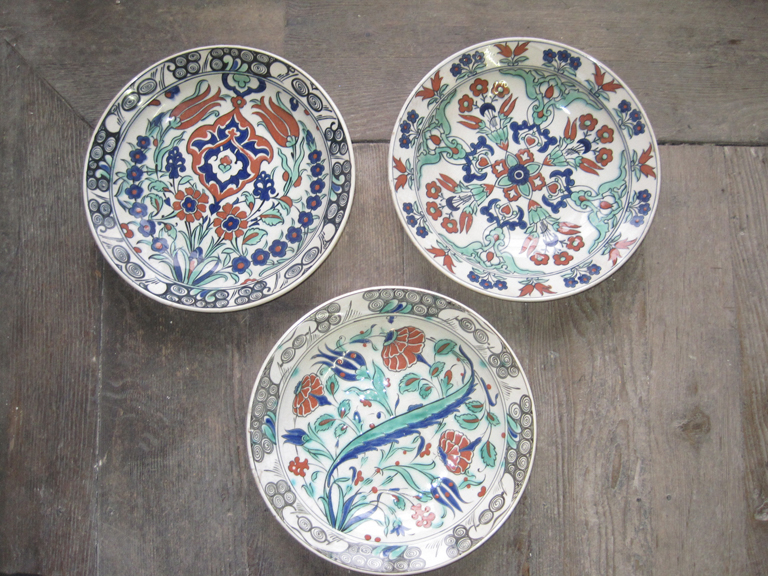 Trois plats en céramique sillico-alcaline anatolienne d'Iznik (copies)