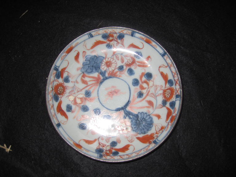 Soucoupe en porcelaine, dite de la "Compagnie des Indes", décor Imari