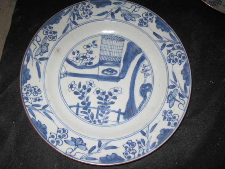 Deux assiettes en porcelaine, décor "bleu et blanc"