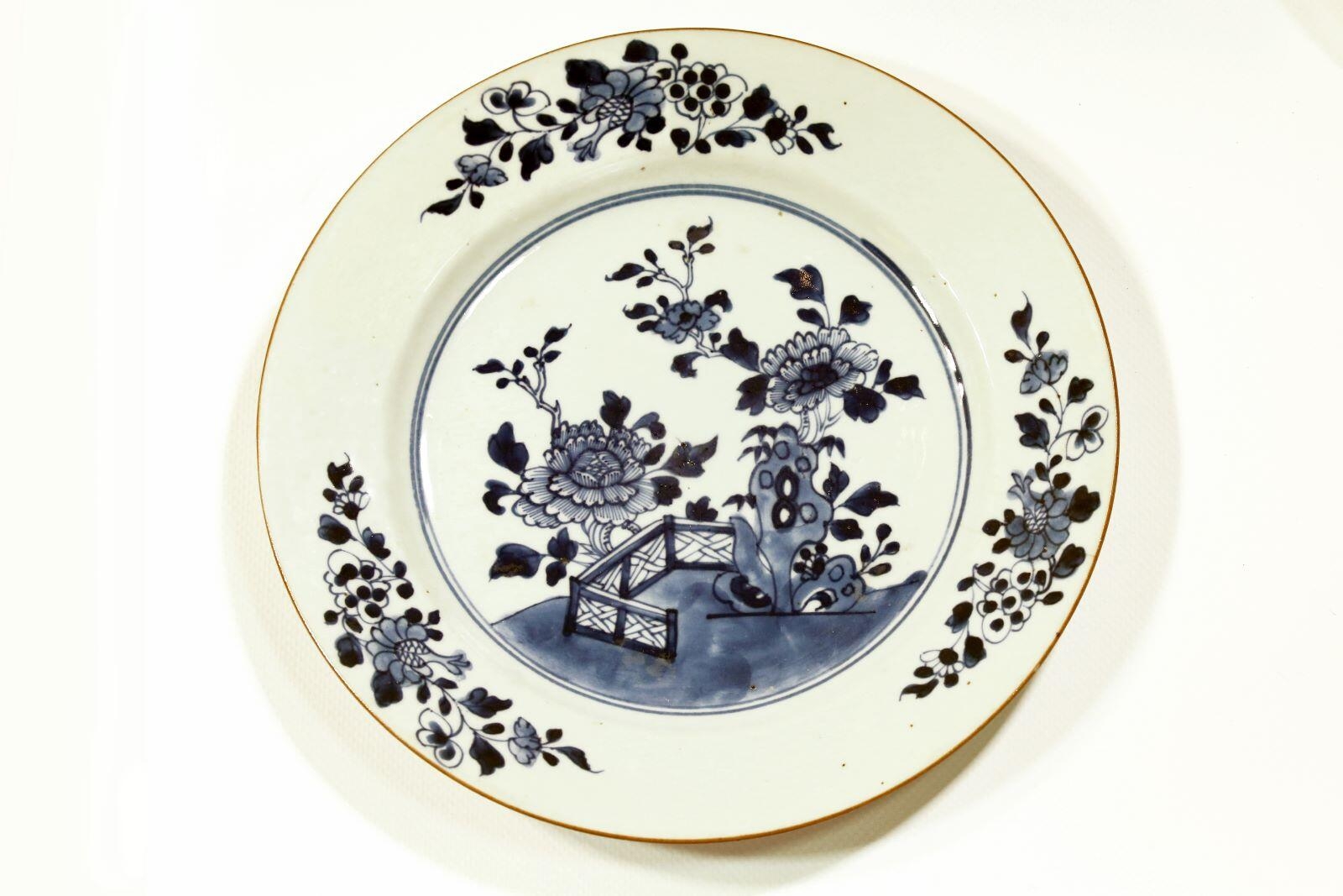 Dix assiettes en porcelaine, décor "bleu et blanc"