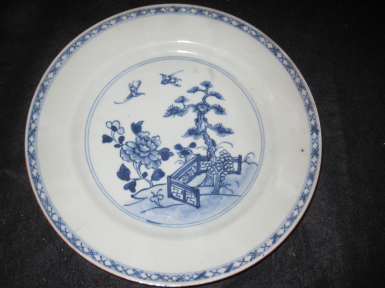 Une assiette en porcelaine, décor "bleu et blanc"