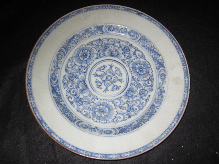 Une assiette en porcelaine, décor "bleu et blanc"