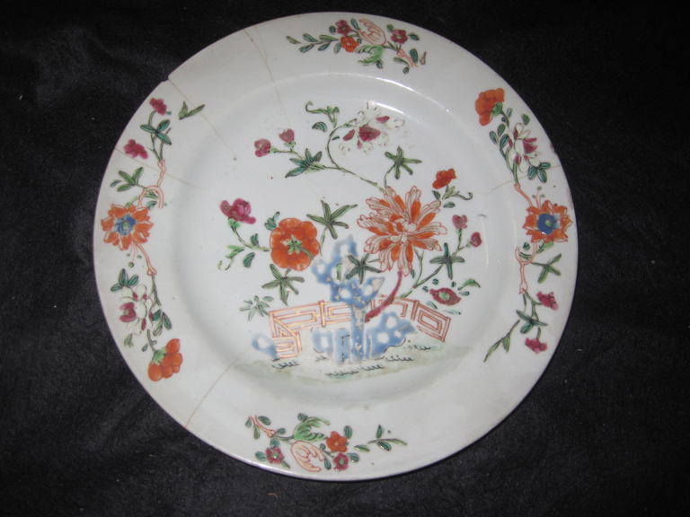Une assiette polychrome en porcelaine (de la Compagnie des Indes ?)