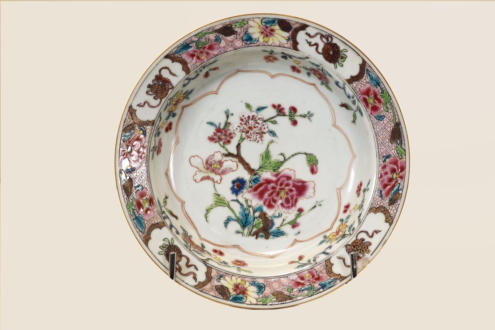 Une assiette creuse polychrome en porcelaine de la Compagnie des Indes