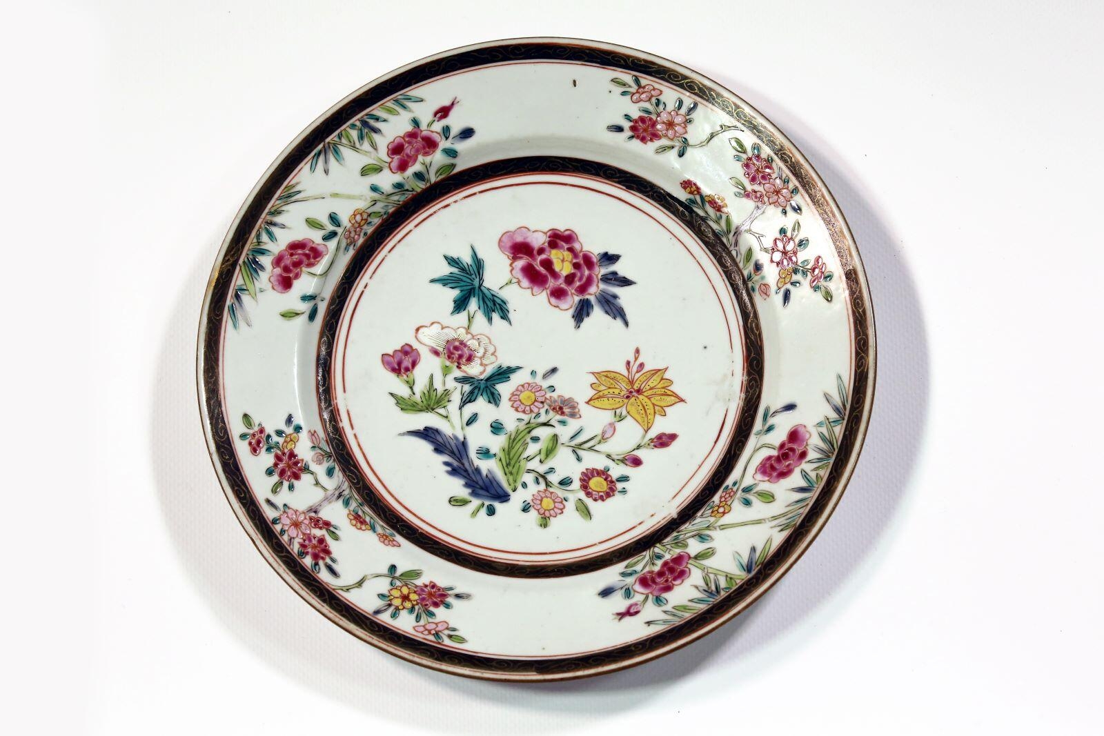 Trois assiettes polychromes en porcelaine de la Compagnie des Indes