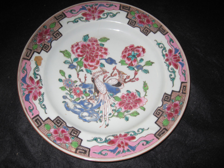 Une assiette polychrome en porcelaine de la Compagnie des Indes