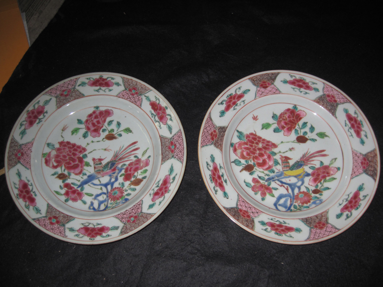 Deux assiettes polychromes en porcelaine de la Compagnie des Indes