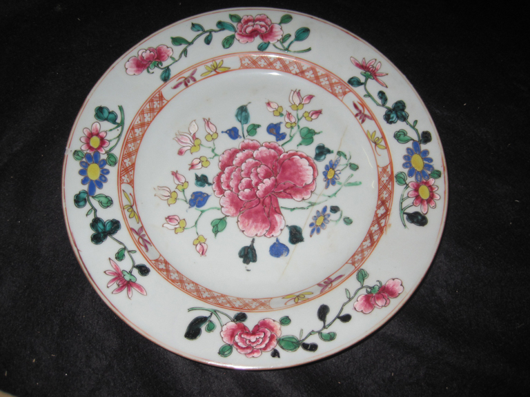 Quatre assiettes polychromes en porcelaine de la Compagnie des Indes