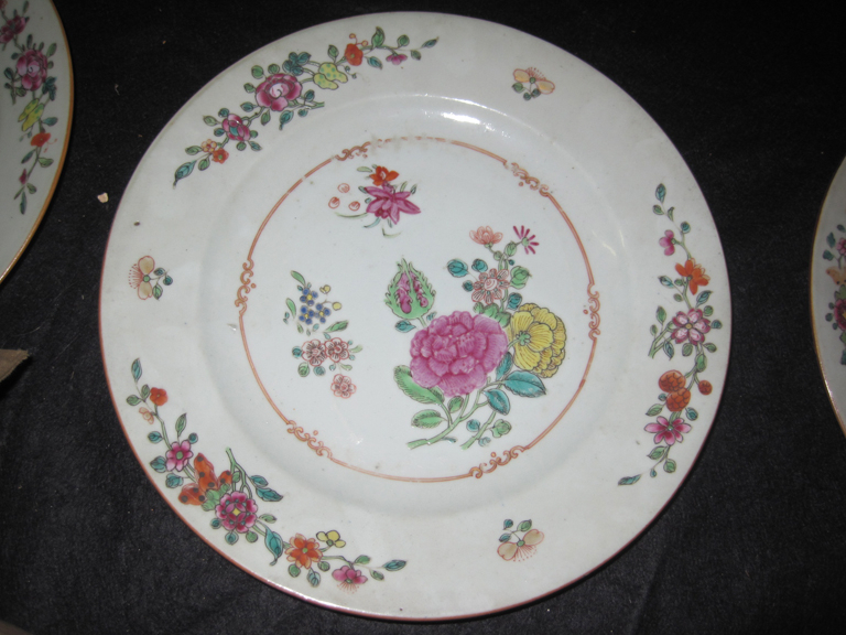 Cinq assiettes polychromes en porcelaine de la Compagnie des Indes