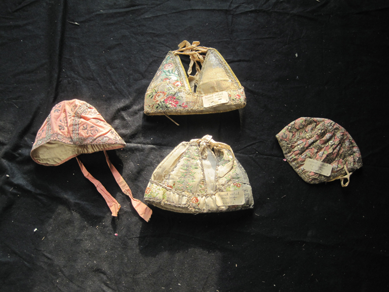Quatre bonnets d'enfants, en soierie brodée