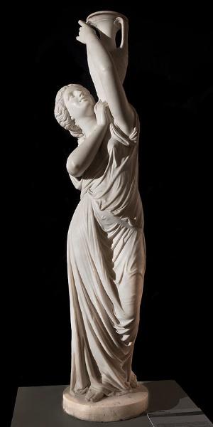 Jeune fille portant un vase