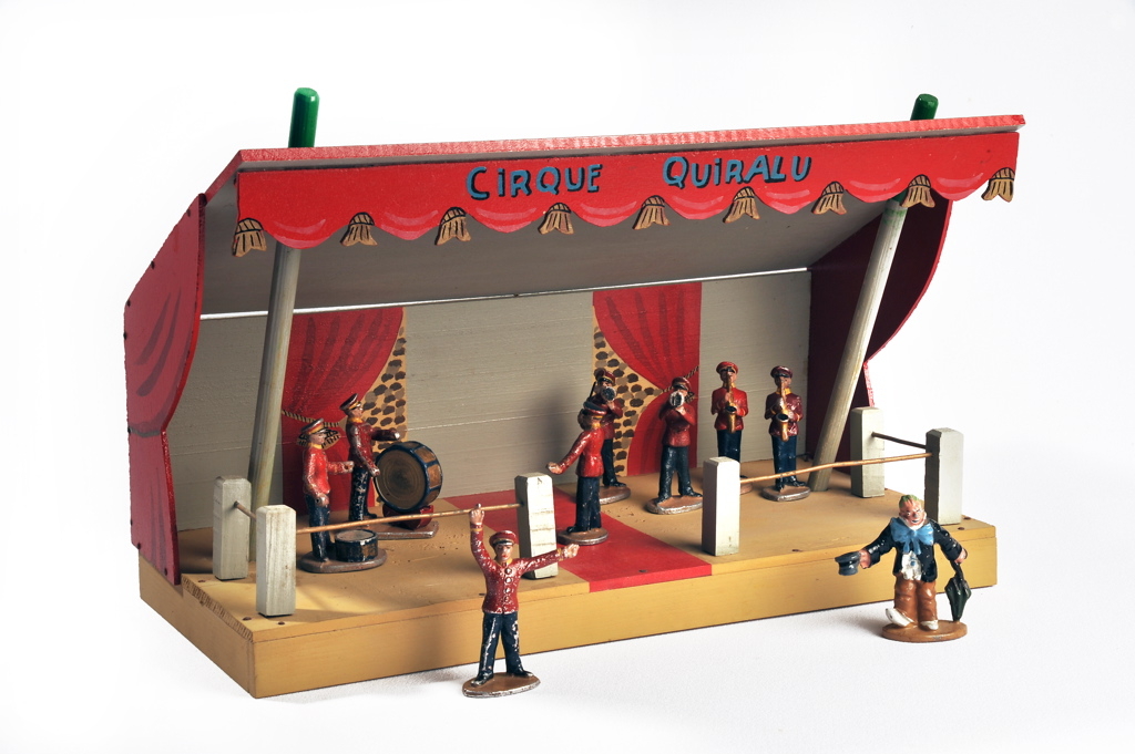 orchestre et clown dit Clown Auguste saluant (titre factice)