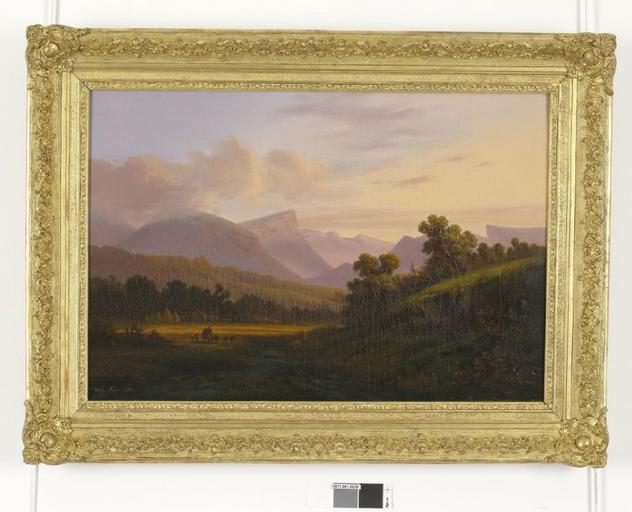 Paysage de montagne au soleil couchant